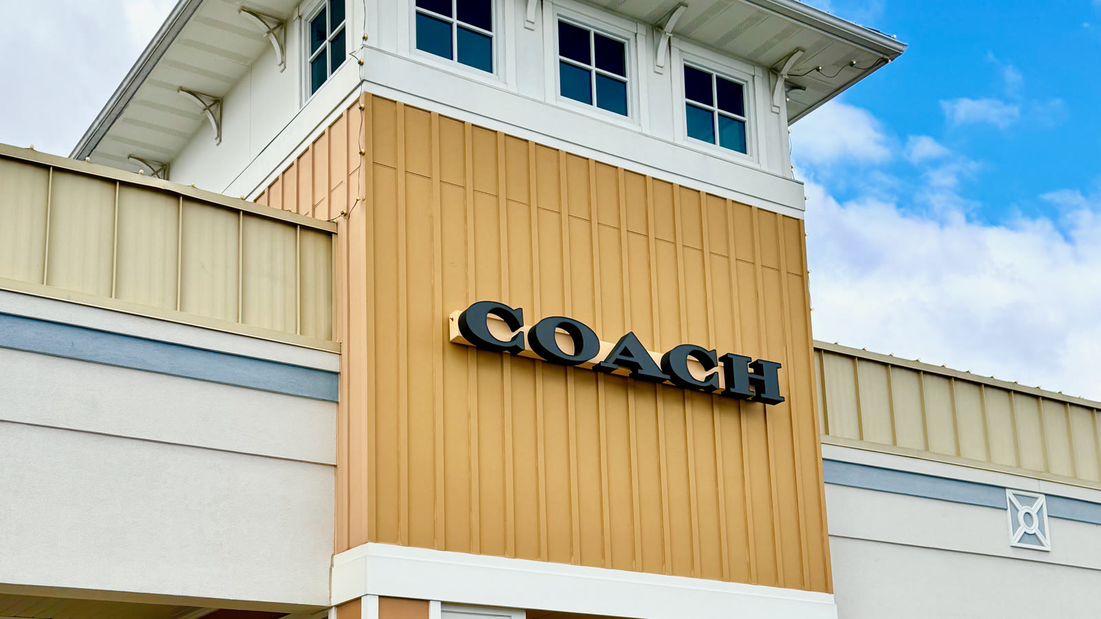 Entrée d'une boutique Coach dans un centre de marques, photographiée en 2023.