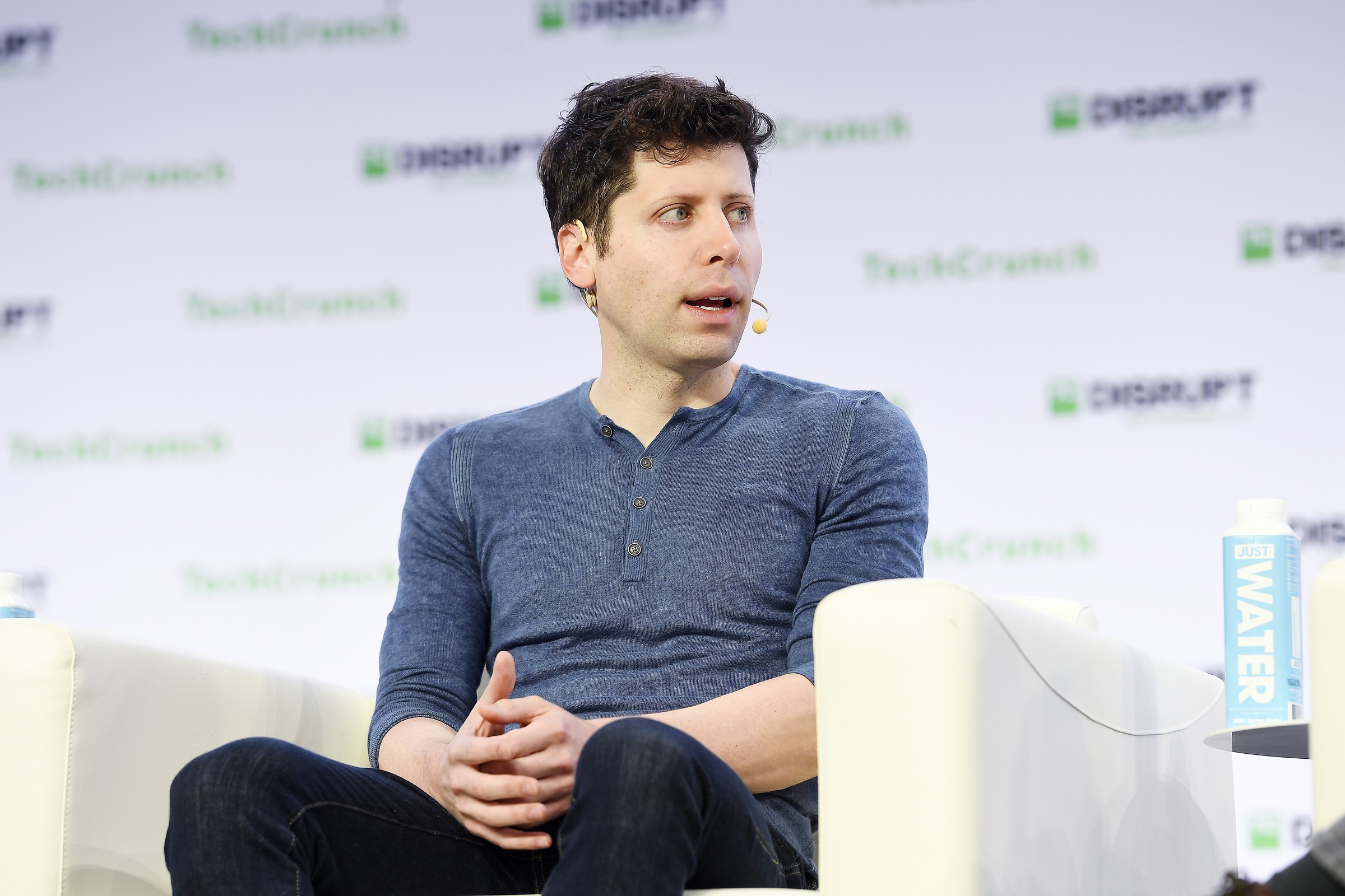 Sam Altman portant un micro sur scène au TechCrunch Disrupt de San Francisco en 2019.