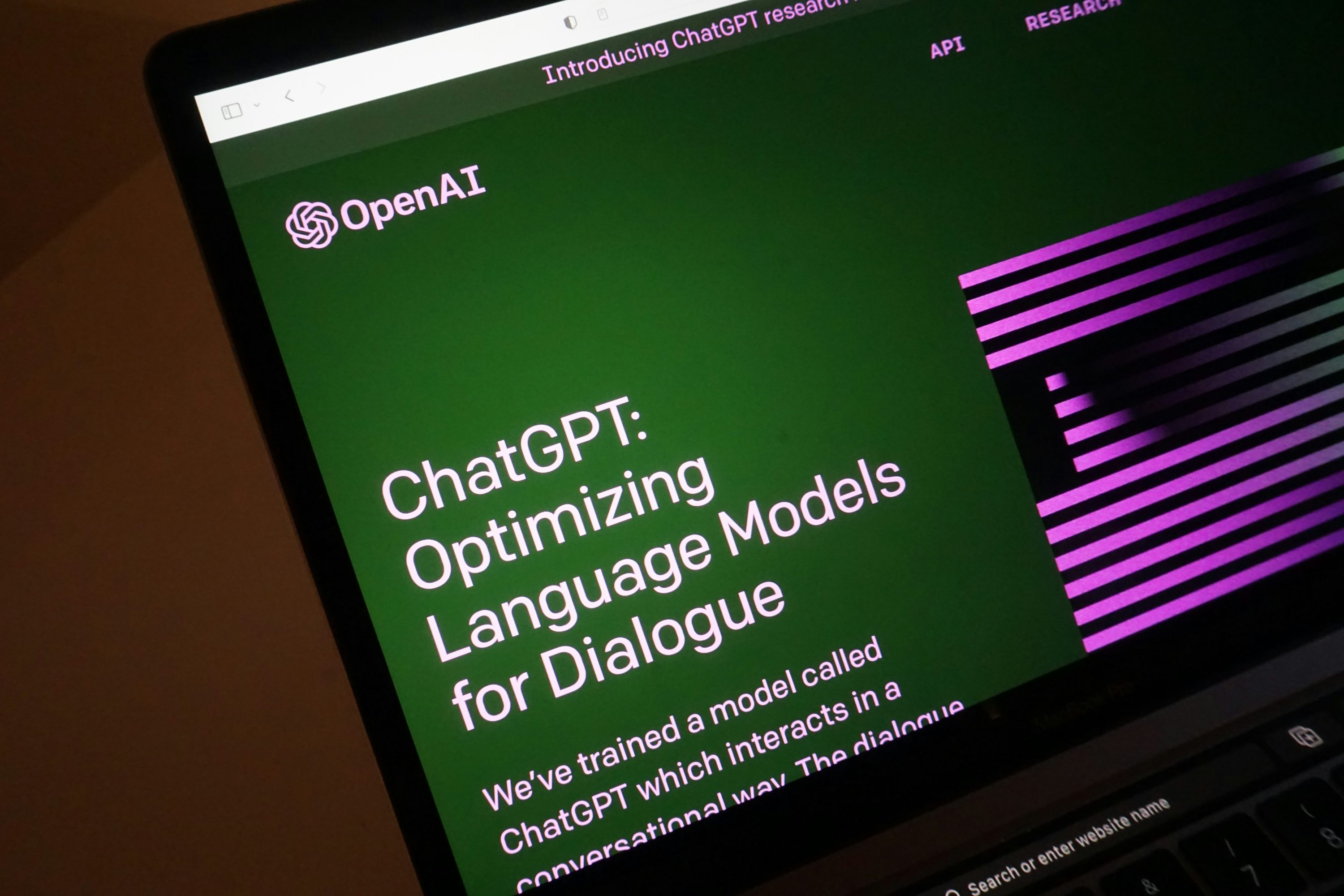 Écran d'ordinateur montrant la page de présentation de ChatGPT, photographié en 2023