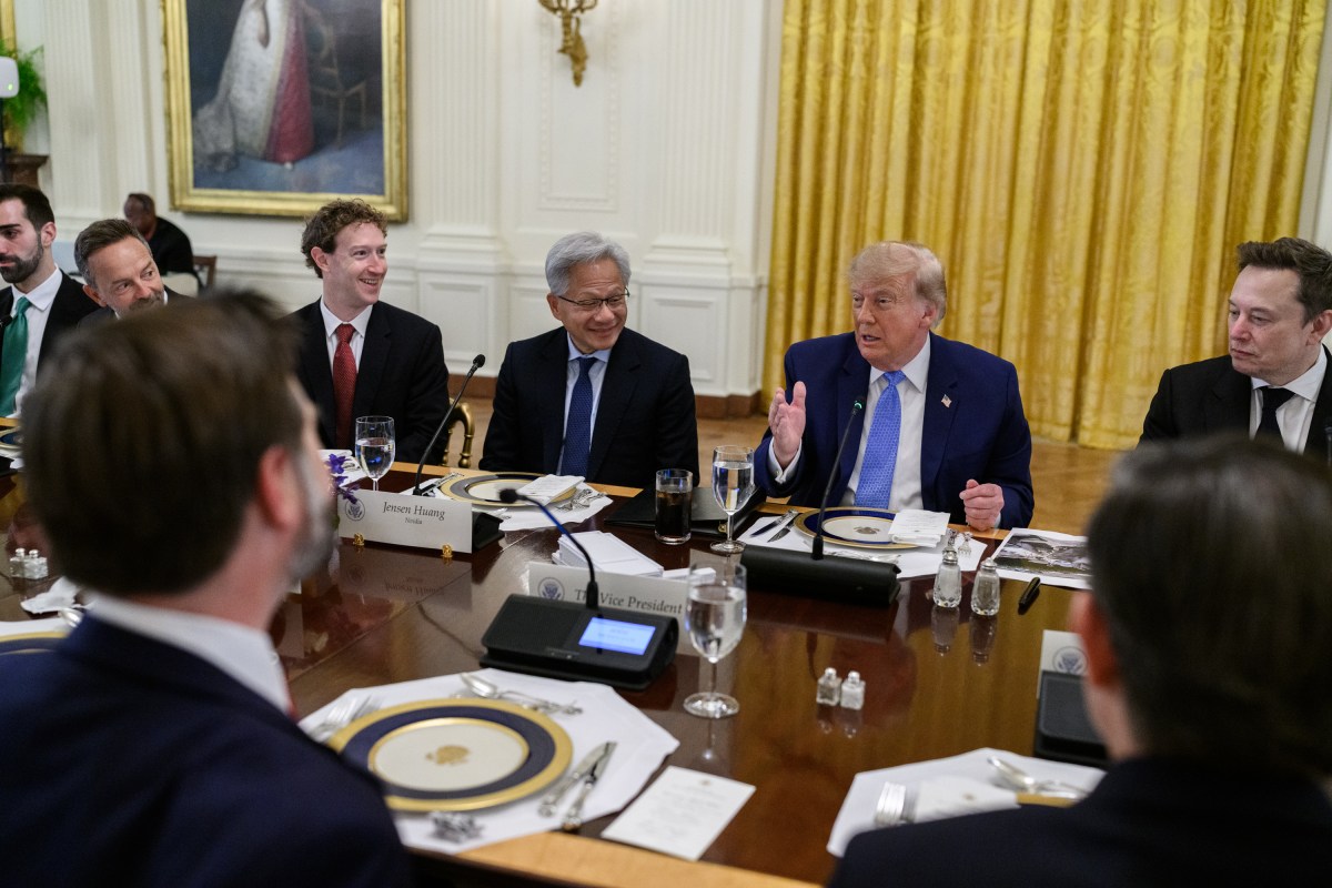 Donald Trump s'adresse aux participants attablés dans l'East Room de la Maison-Blanche.